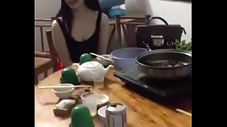 Chinese girl undisguised when she drunk - VietMon.com