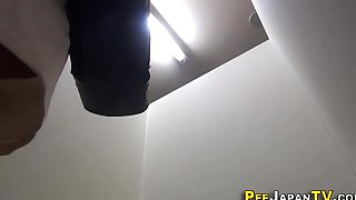 Asian pee splashes cam