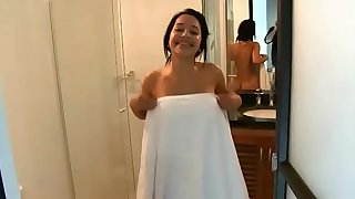 Mi novia se quita la toalla frente ami y la grabó_ desnuda